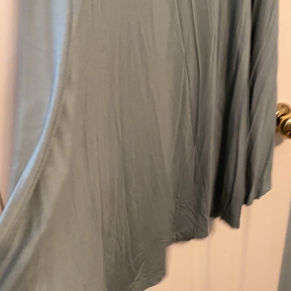 Green long,flowwy top - Picture 3 of 7